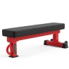 Banc plat UF Power rouge, dossier 35 cm, vue de trois-quarts