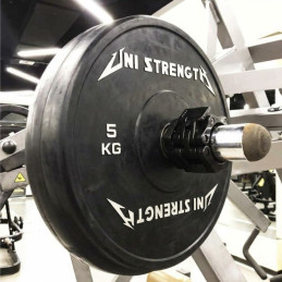 Collarín que sujeta un bumper Uni Strength en el gimnasio