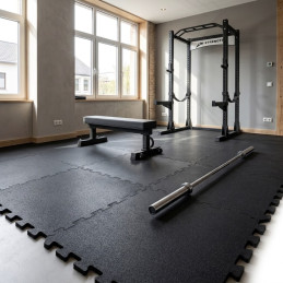 Suelo de home gym con losetas puzzle de caucho, rack CS-1 y banco Uni Strength