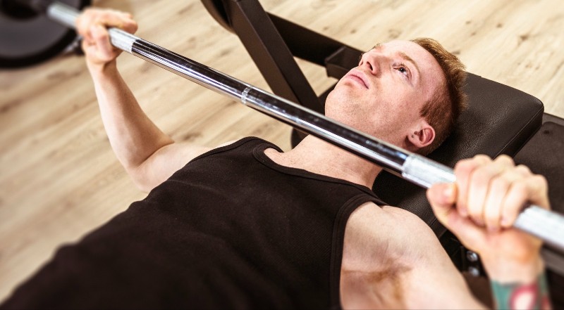 Développé couché sur un banc plat de musculation