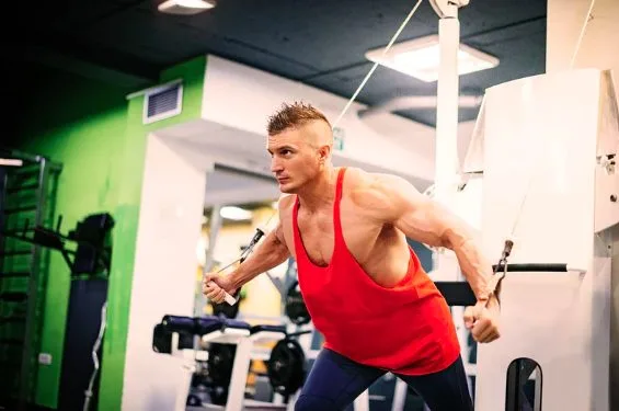 Exercice tirage pour muscler pectoraux