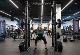 10 migliori esercizi al Power Rack per progredire nel bodybuilding
